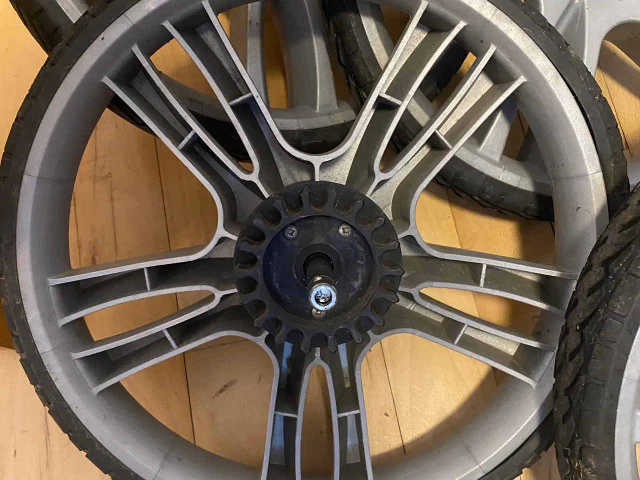 Billede 4 - originale punkterfri hjul til Odder barnevogn.