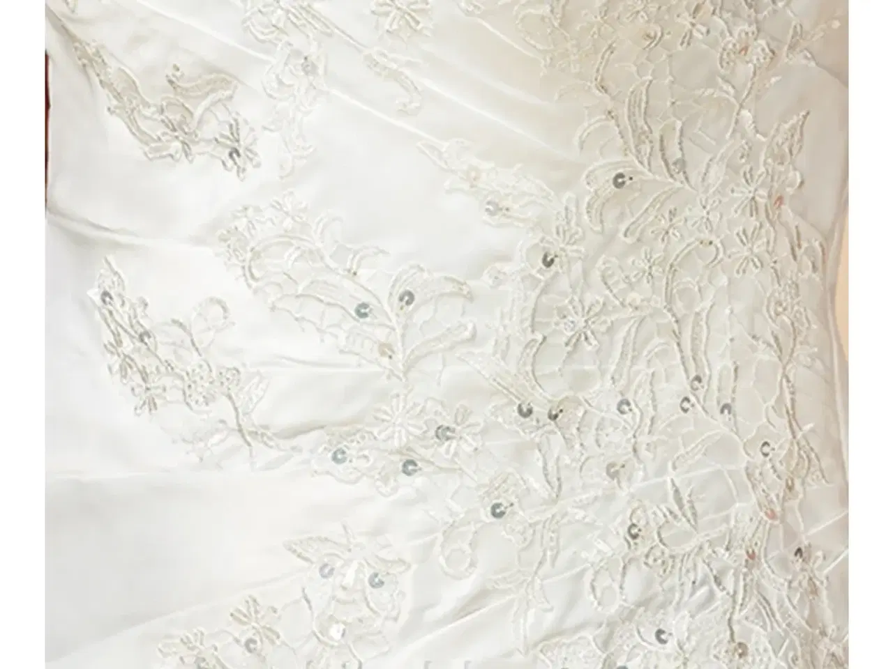 Billede 3 - Smuk brudekjole (ny) str 42-44