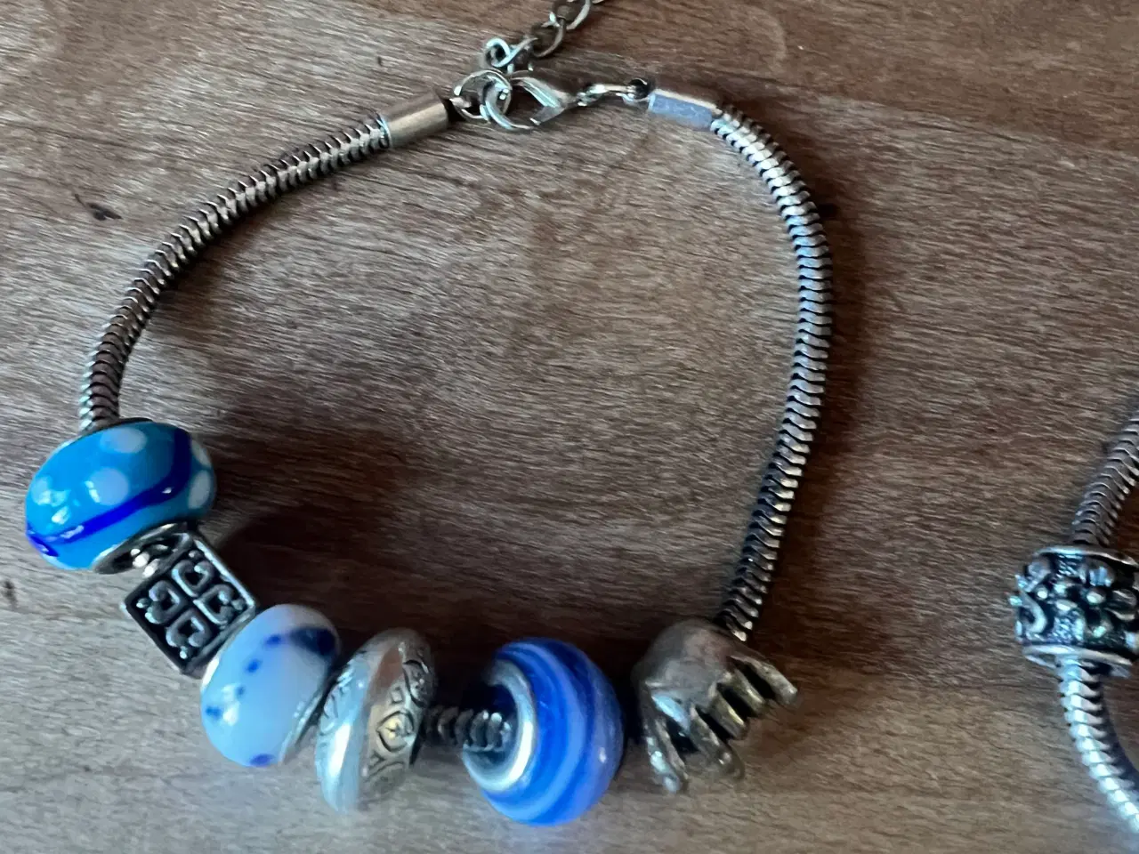 Billede 4 - Smukke armbånd med charms