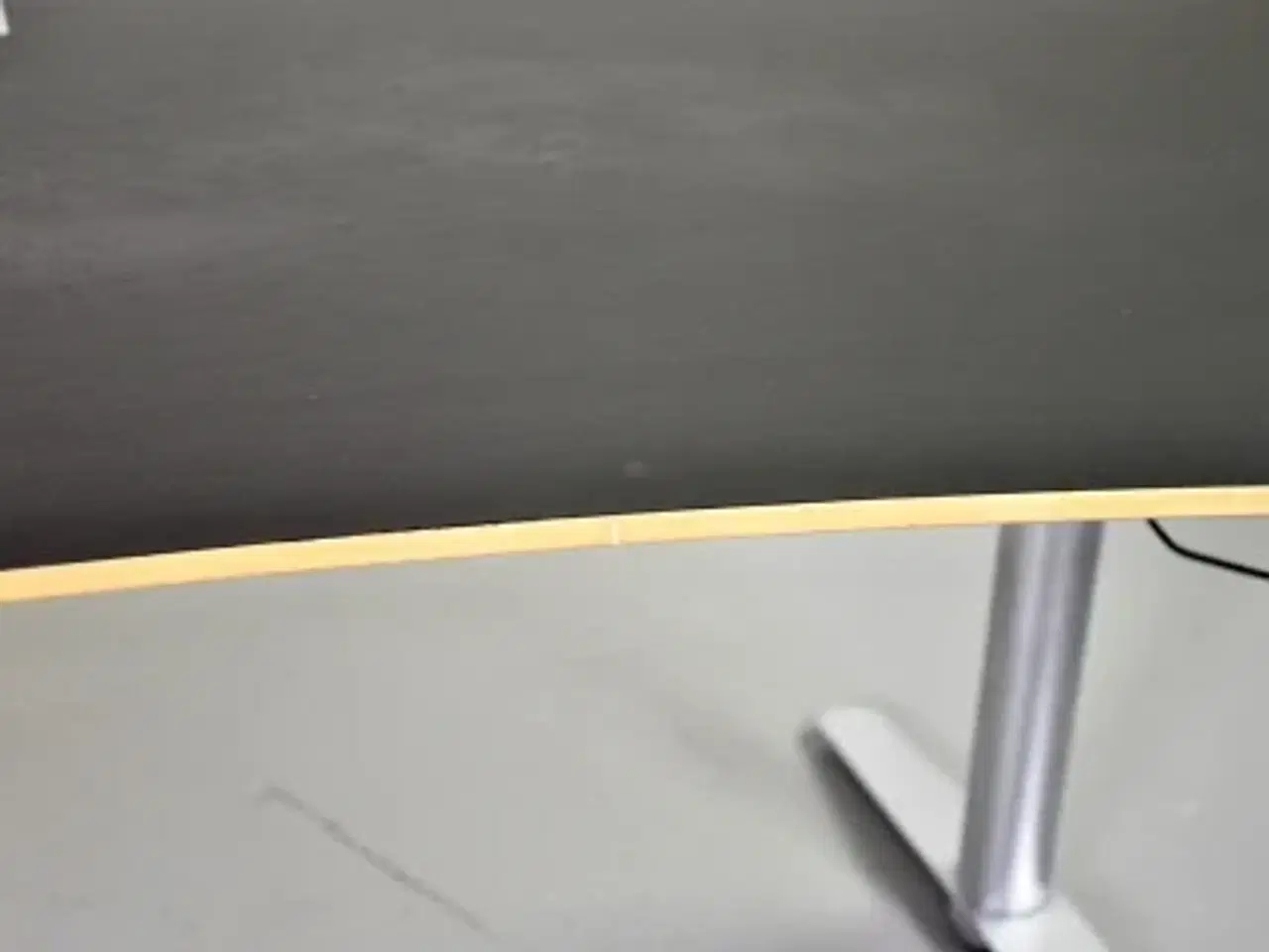 Billede 8 - Duba b8 hæve-/sænkebord med sort linoleum og mavebue, 200 cm.