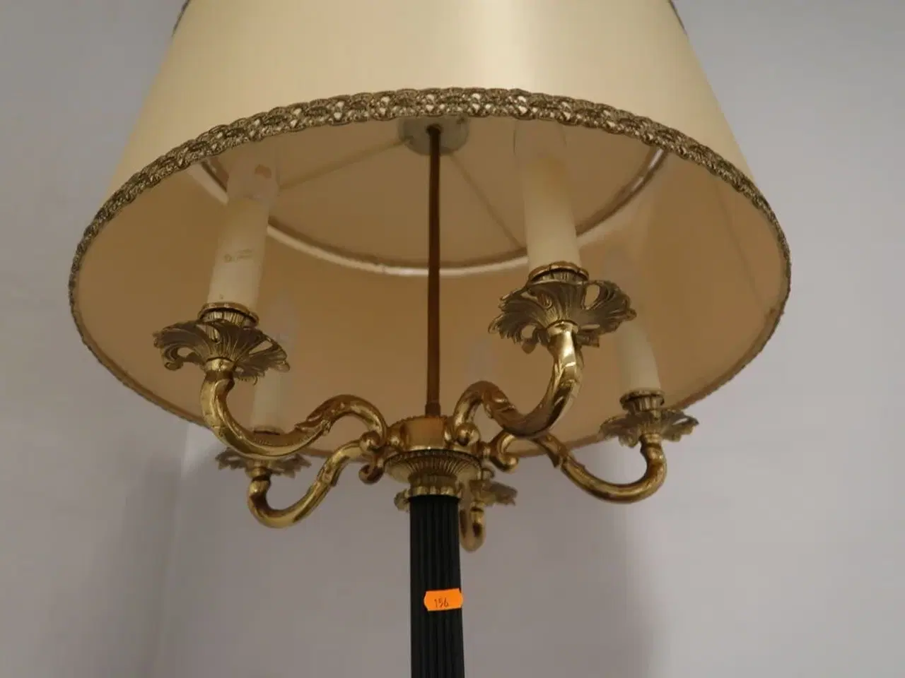 Billede 5 - Stumtjener samt bordlampe