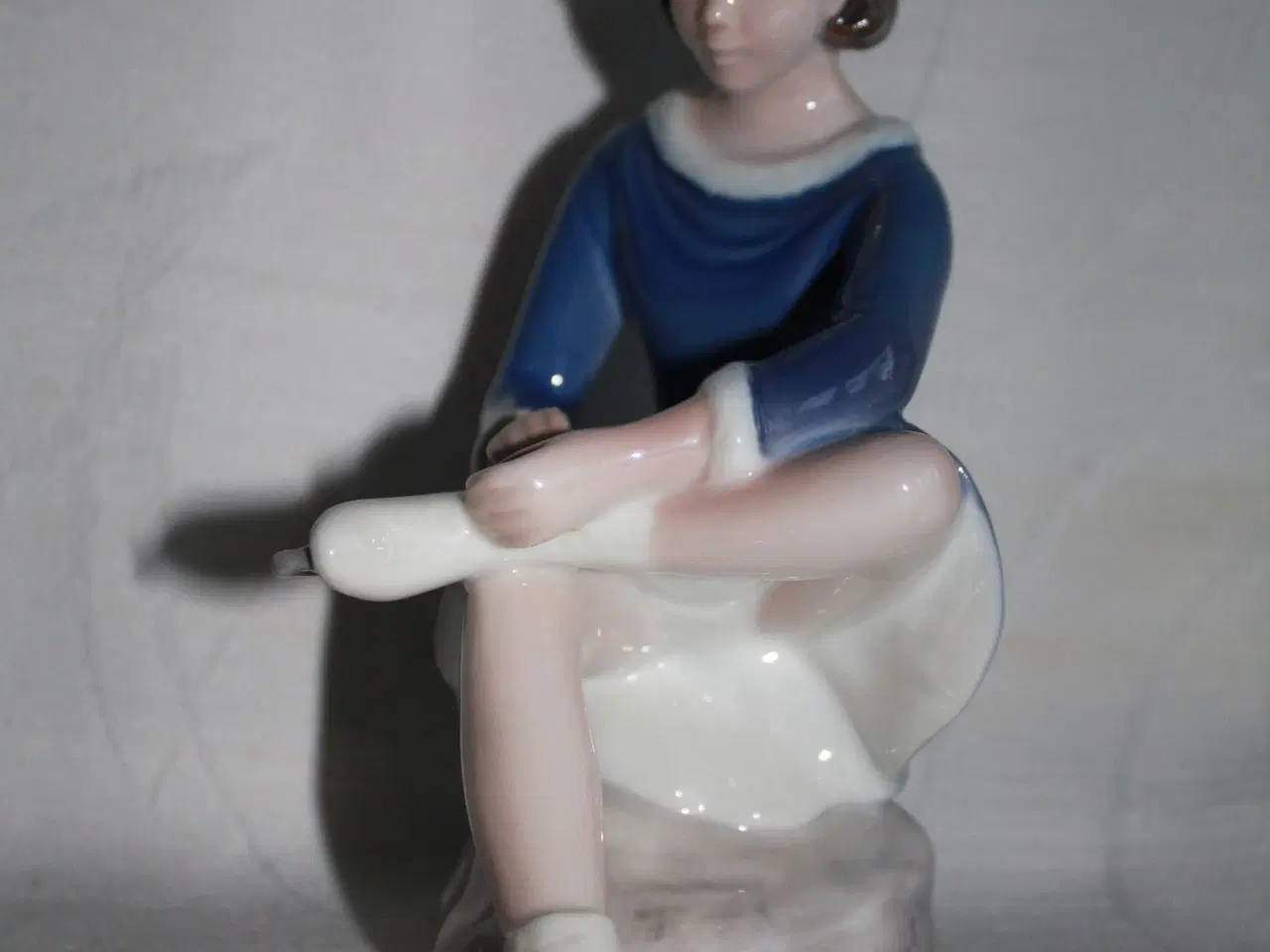 Billede 4 - Porcelænsfigur "Pige med skøjter" fra B&G