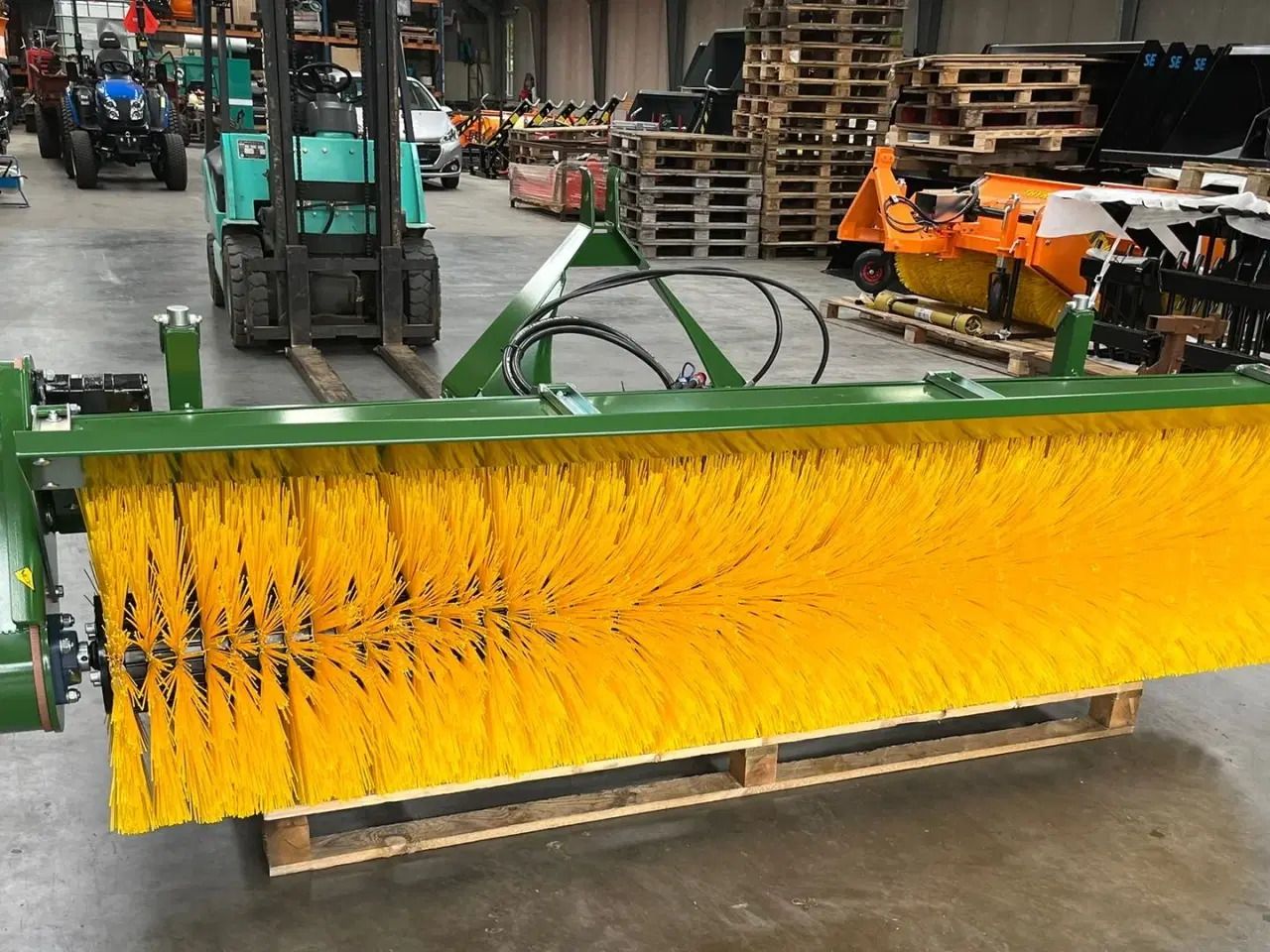Billede 5 - Thyregod TK 2800 med nylon børster og hydraulisk sving. brede 2800 og feje brede 2500