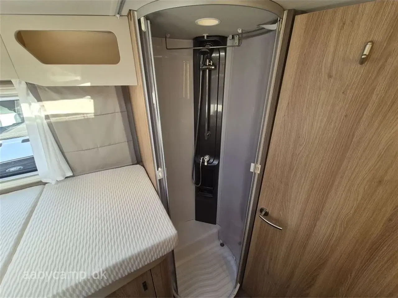 Billede 19 - 2019 - Knaus Sky I 700 LEG   Automatgear. markise. solceller. batterier. Elektrisk  indgangstrin. TV.  Egoist model Uden sænkeseng i forenden!!  Bemærk 3850 Kg. total.