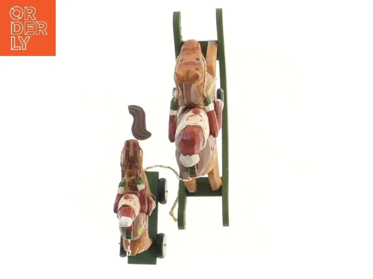 Billede 2 - Trædekoration med julemænd og heste (str. 22x21 og 17x11 cm)