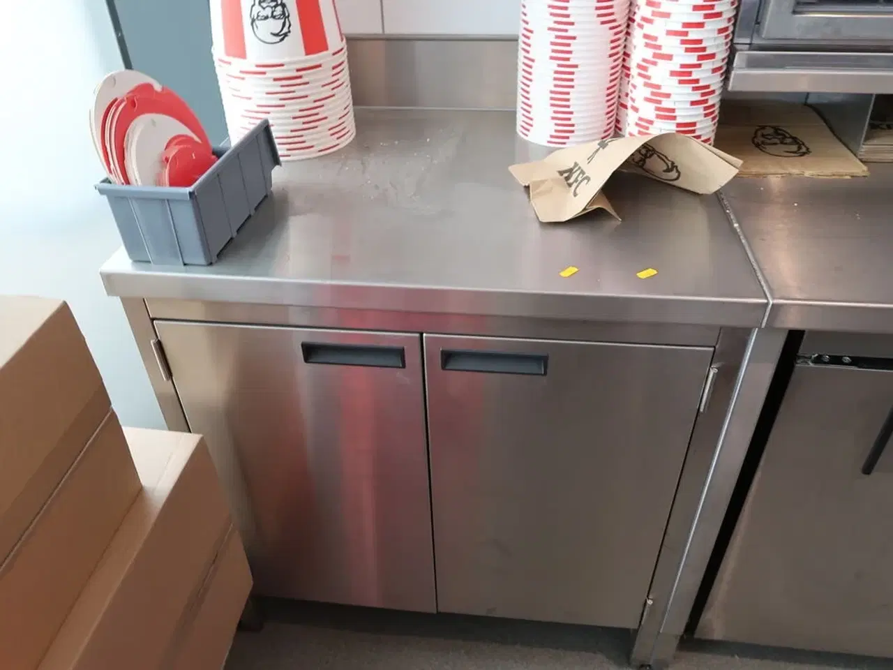 Billede 2 - Rustfri stålbord med indhold