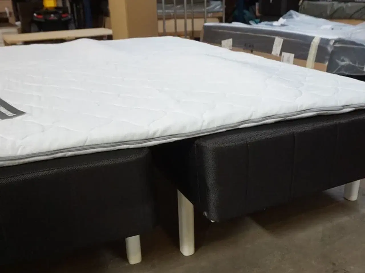 Billede 4 - Huma Premium Boxseng med træben og topmadras 160x200 cm