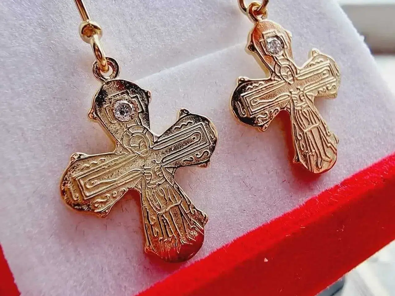 Billede 1 - 8 karat guld Dagmar kors m/diamanter