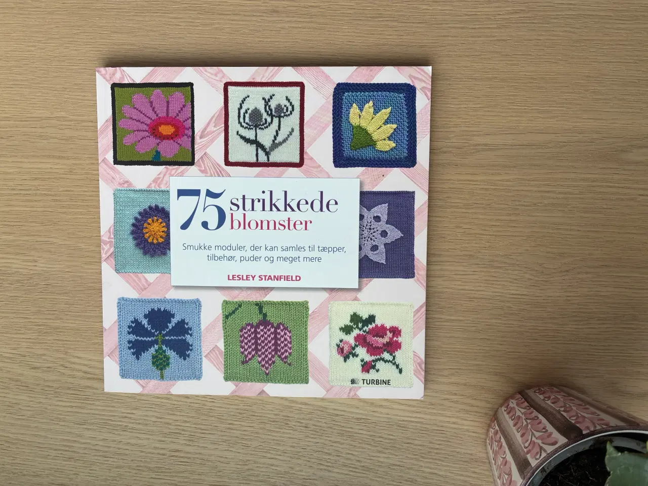 Billede 1 - 75 strikkede blomster - Af Lesley Stanfield