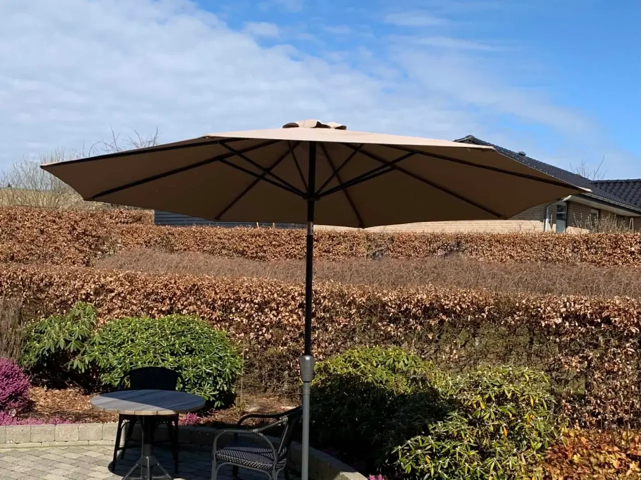 Billede 1 - Parasol med beige dug og trinvis regulering og fod