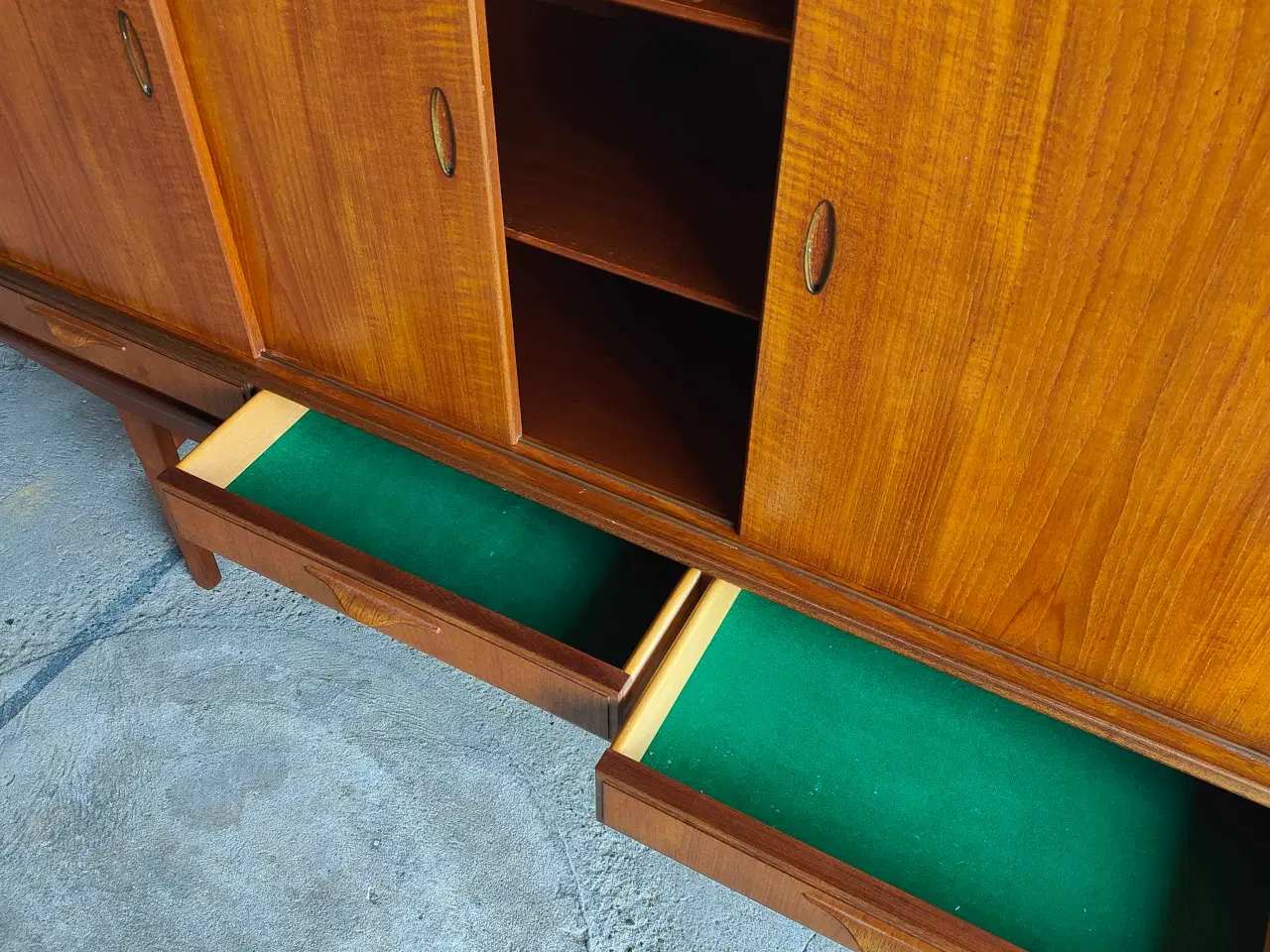 Billede 6 - Teaktræs skænk med fire skydelåger og fire skuffer