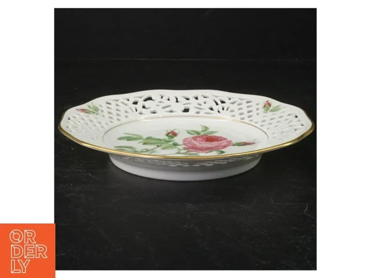 Billede 5 - Porcelænstallerken med gennembrudt kant og rosendekoration fra Firkløveren