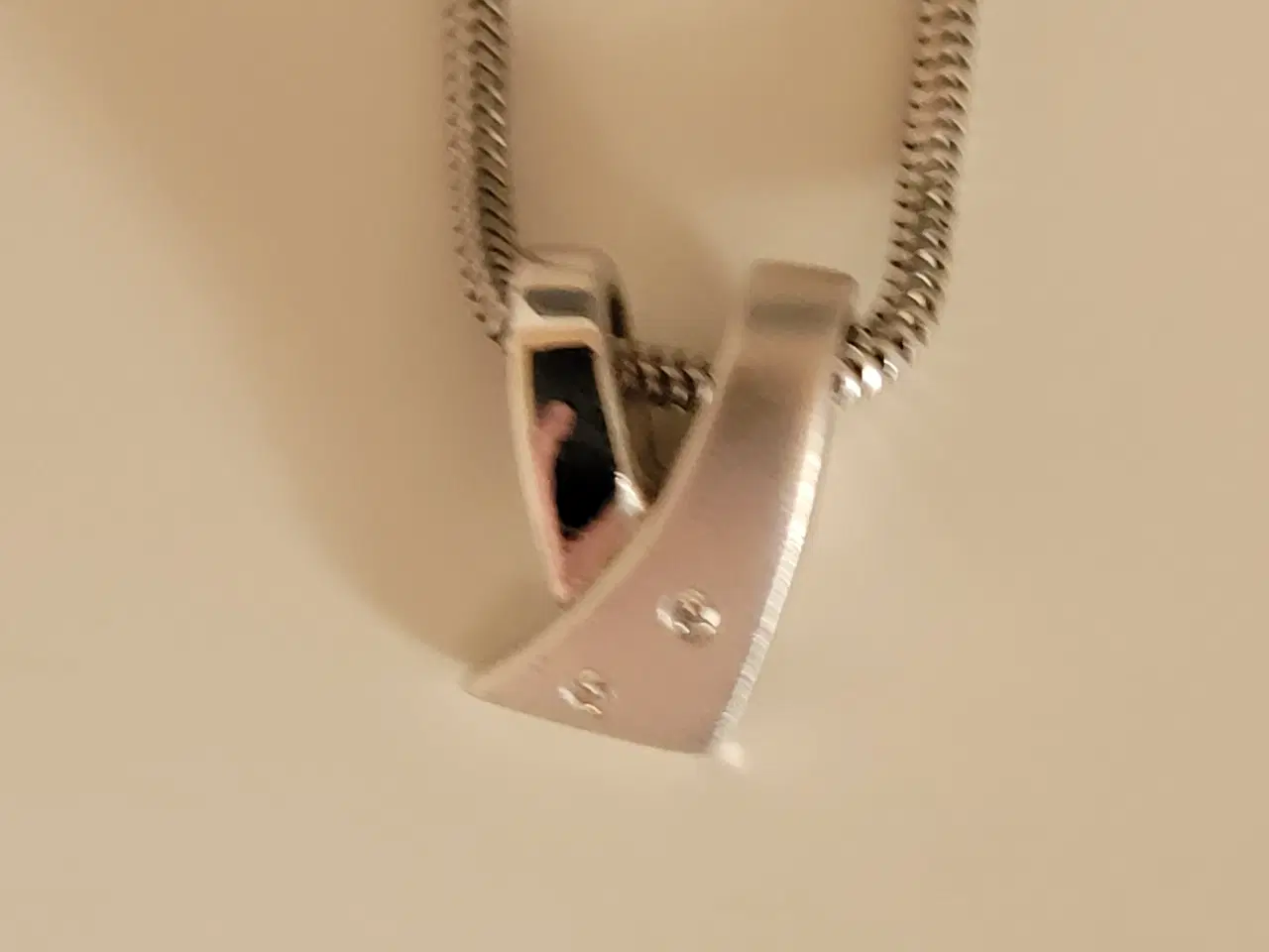 Billede 2 - Halskæde i sølv med 2 små sten