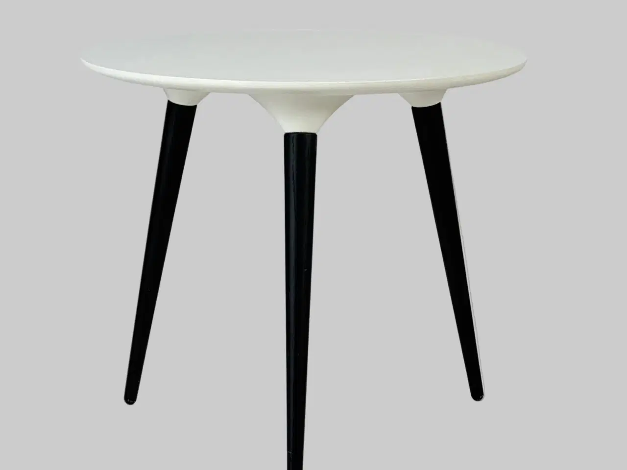 Billede 1 - Fredericia Furniture Icicle Sofabord – Hvid/Sort Stel Ø50cm