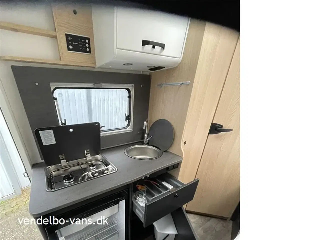 Billede 6 - 2026 - SunLight T 58 Adventure Edition   Under 6 m lang og med 2 komfortable dobbeltsenge til rådighed