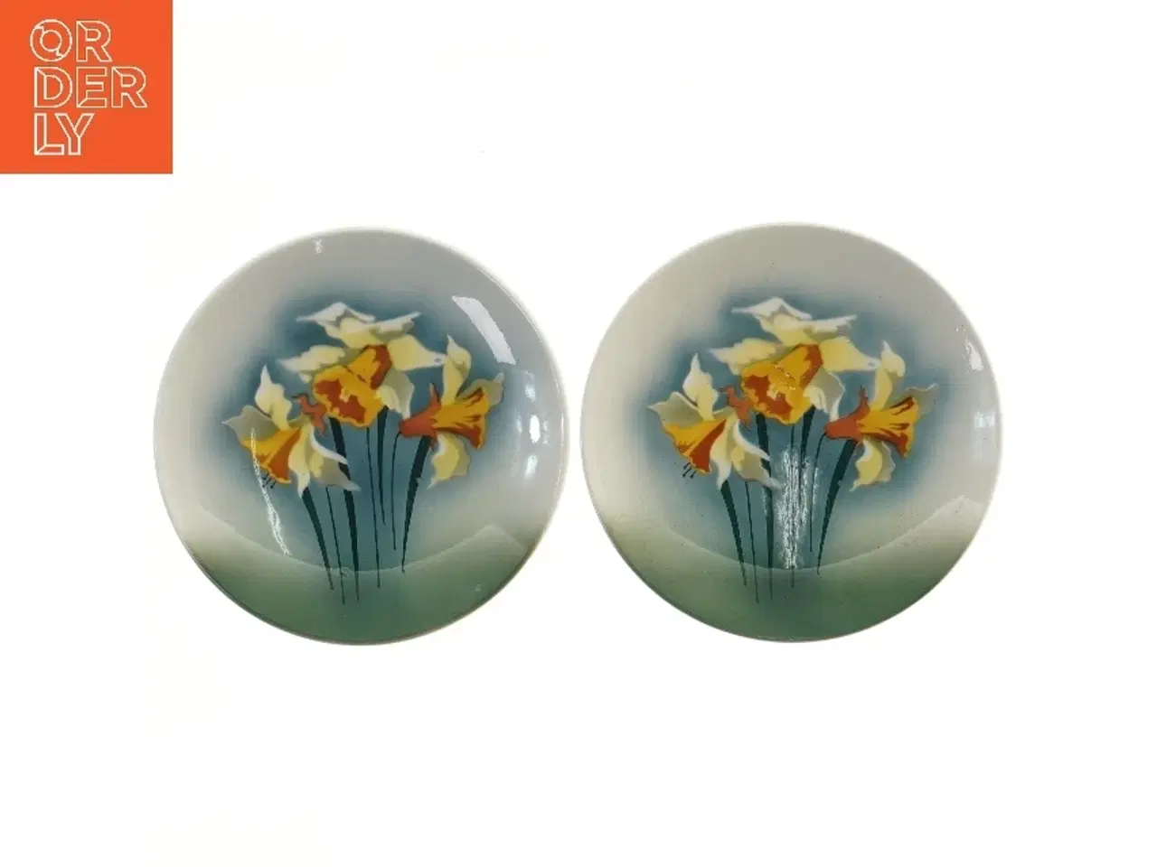 Billede 1 - Par dekorative tallerkener med påskeliljemotiv (str. Ø 23 cm)