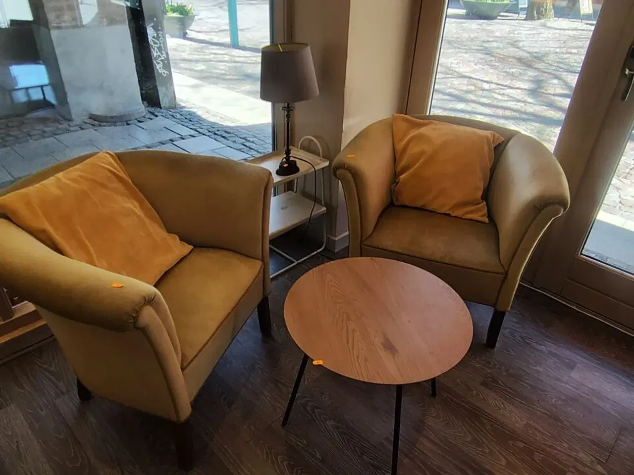 Billede 7 - Lille rundt bord, to stole, metalbord og bordlampe