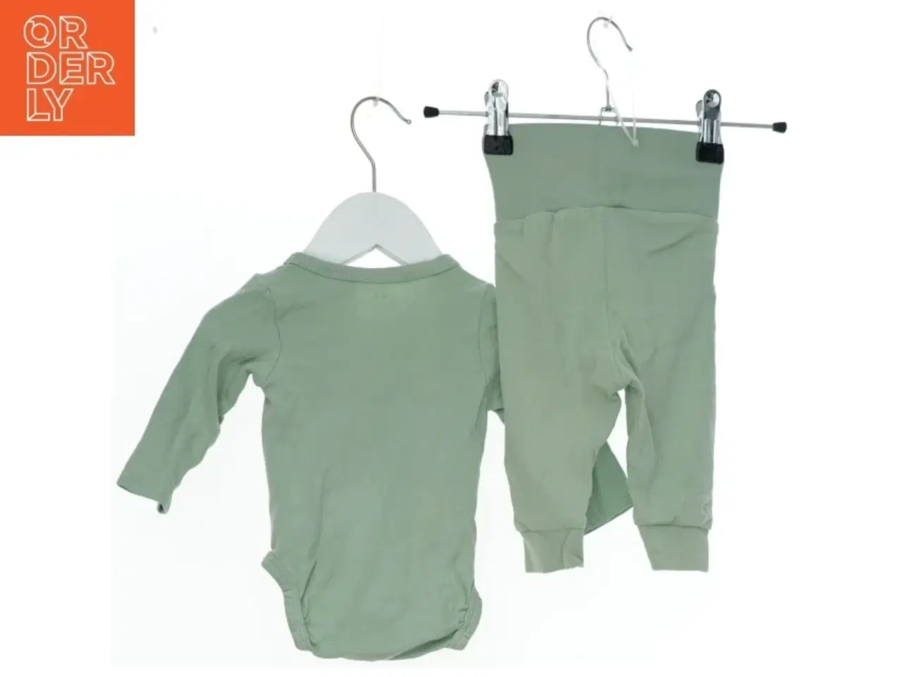 Billede 2 - Grønt babysæt med bodystocking og bukser fra H&M (str. 62)