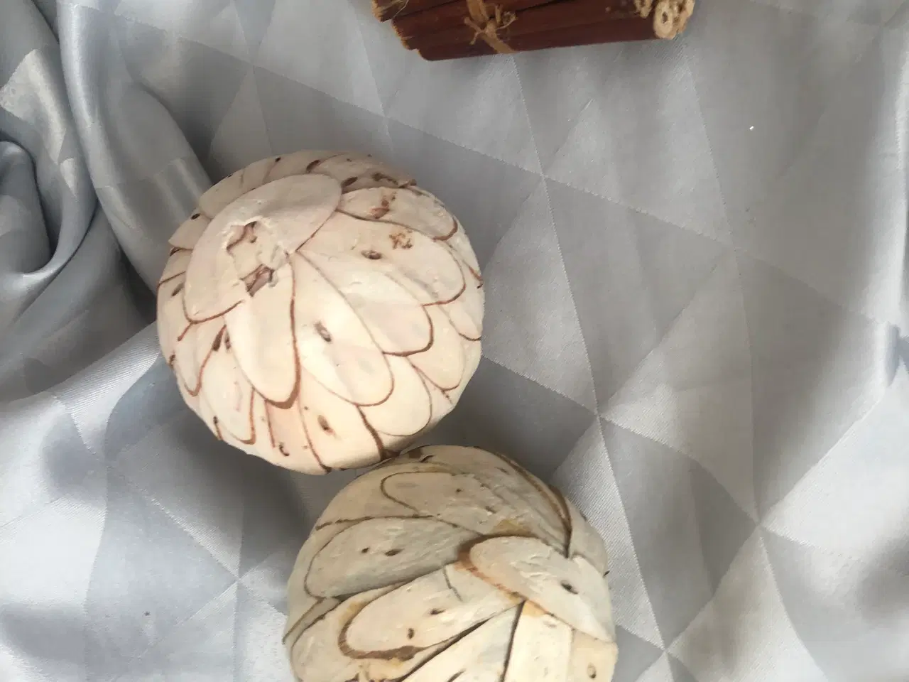 Billede 7 - 2 deco kugler med blade og et bundt med små pinde
