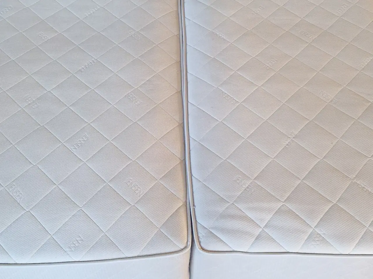 Billede 2 - 2 boksmadras 90×200 cm med ben