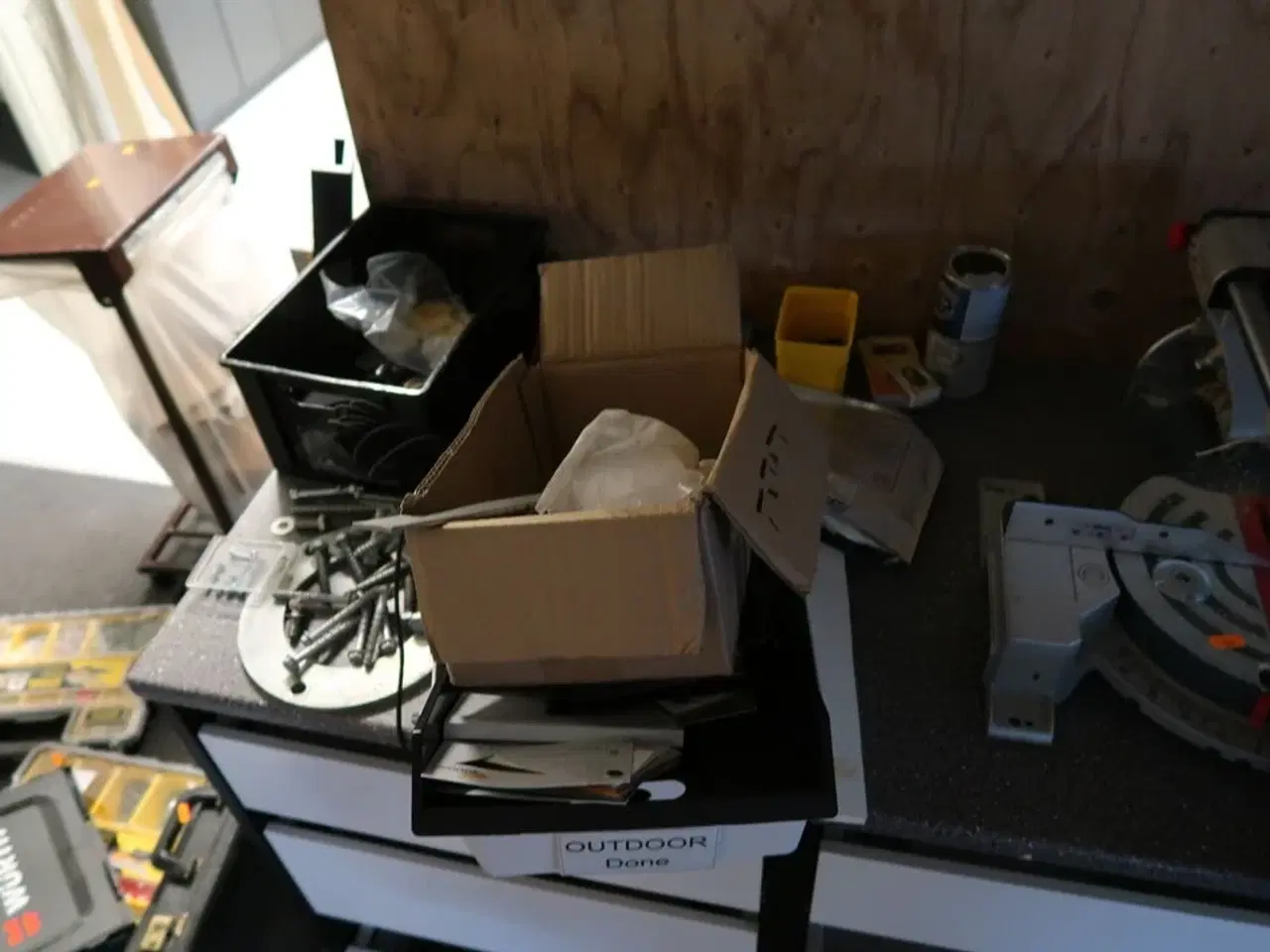 Billede 11 - Arbejdsbord med skuffer med indhold (maskiner medfølger ikke)