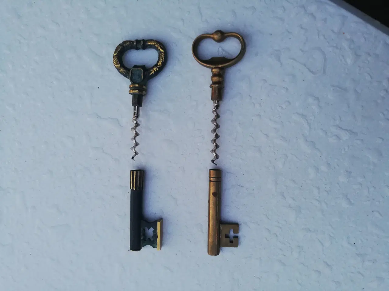 Billede 2 - 2 stk forskellige antikke nøgler 
