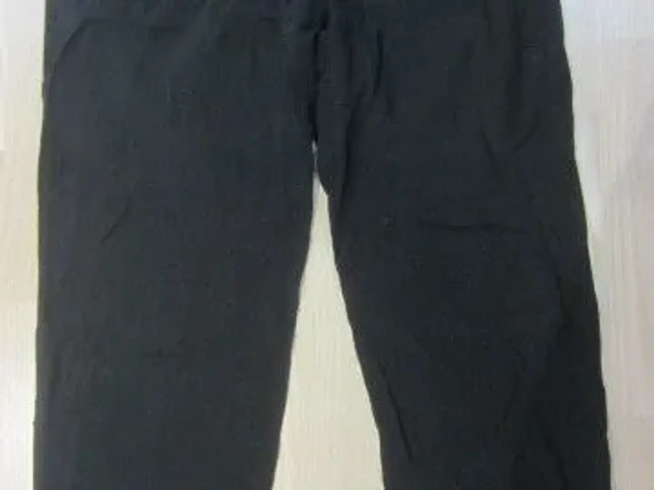 Billede 1 - Str. S, næsten nye sorte Mango bukser