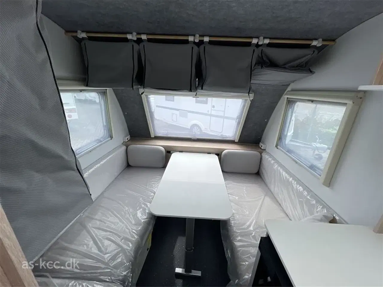 Billede 4 - 2025 - Adria Aviva Lite 360 DK   Adria Aviva 360 DK Lite årg..2005 4 sovepladser, 4 siddepladser. Egenvægt 720 totalvægt 1000 kg. Ren el 12/230 V