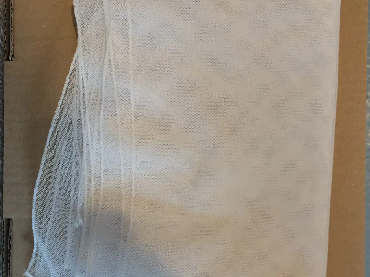 Billede 4 - Hvid lang nederdel og tørklæde