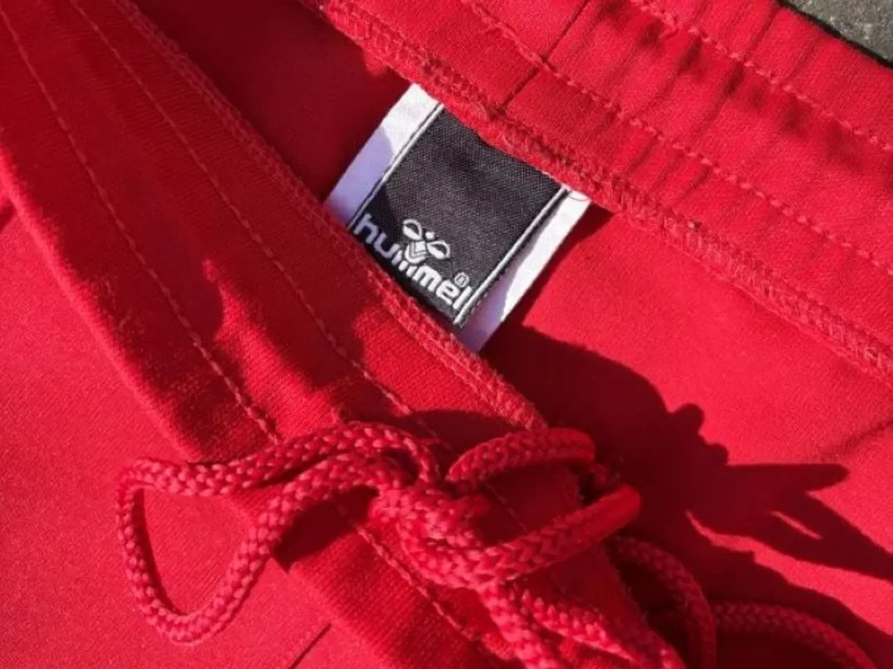 Billede 2 - Flotte, klassiske Hummel træningsbukser