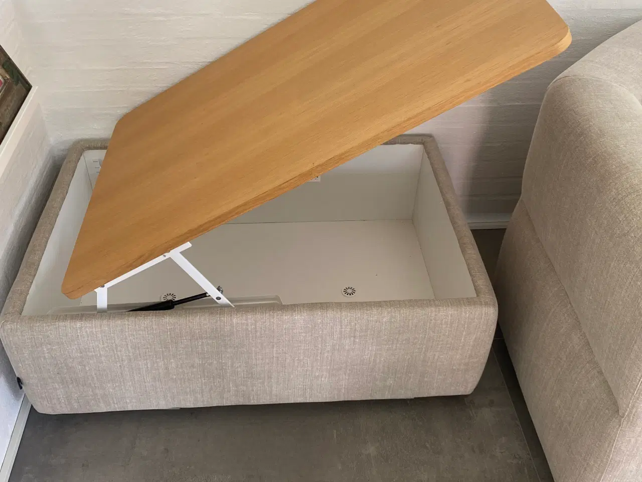 Billede 4 - Sofa med chaiselong i lys grå/beige inkl puff