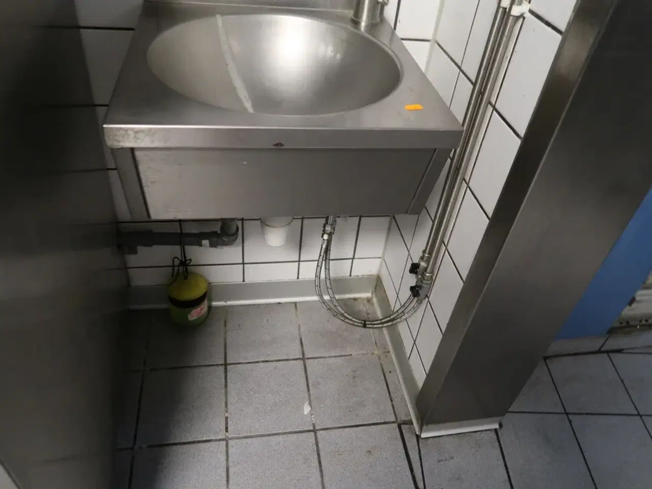 Billede 4 - Vaskestation, papirdispenser, sæbedispenser m.m.