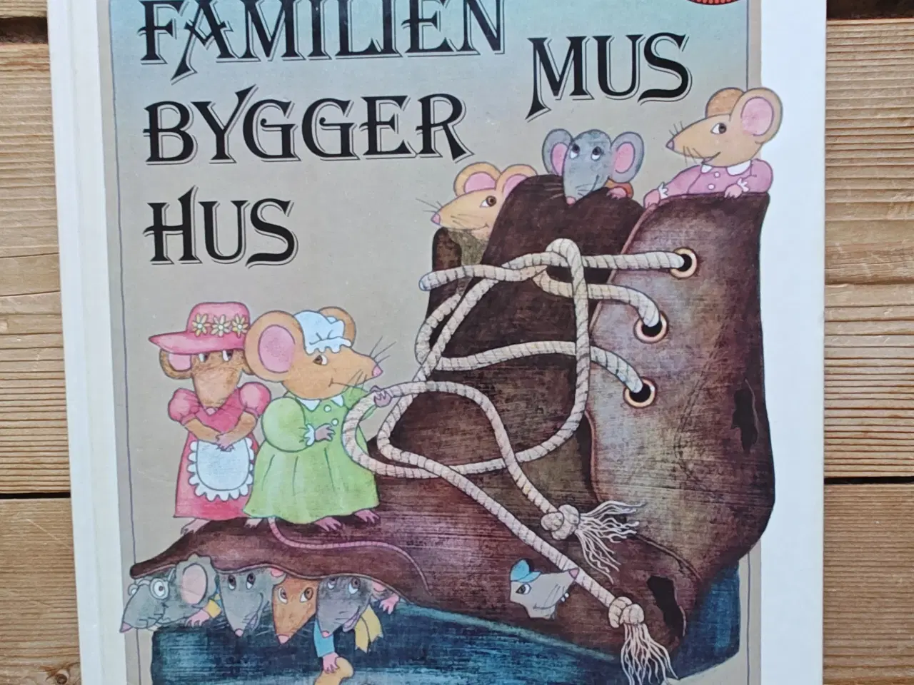Billede 1 - Familien Mus bygger hus BOG