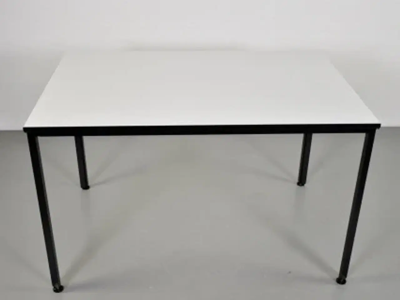 Billede 3 - Møde-/konferencebord med hvid plade og sort stel.