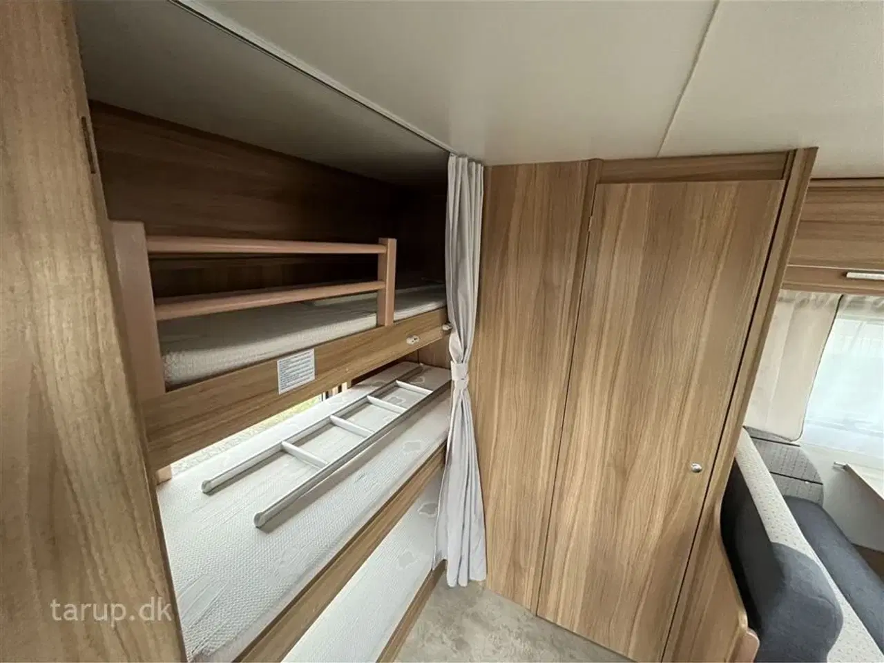 Billede 10 - 2014 - Caravelair Antares Luxe 527 Fortelt: Isabella Commodore Concept, mover, tv-antenne, sidesiddegruppe, kompressor køleskab m/ frostboks, 3 køjer og dobbeltseng