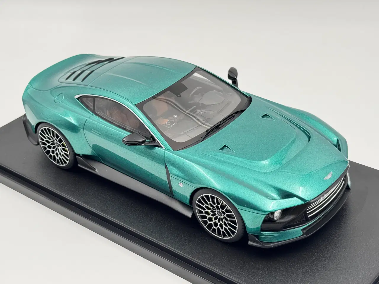 Billede 4 - 2023 Aston Martin Valour Limited Edition - 1:18