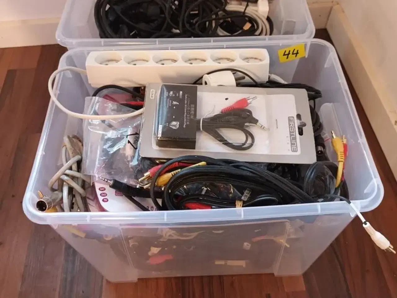 Billede 3 - 2 kasser Div. Kabler til AV udstyr og PC