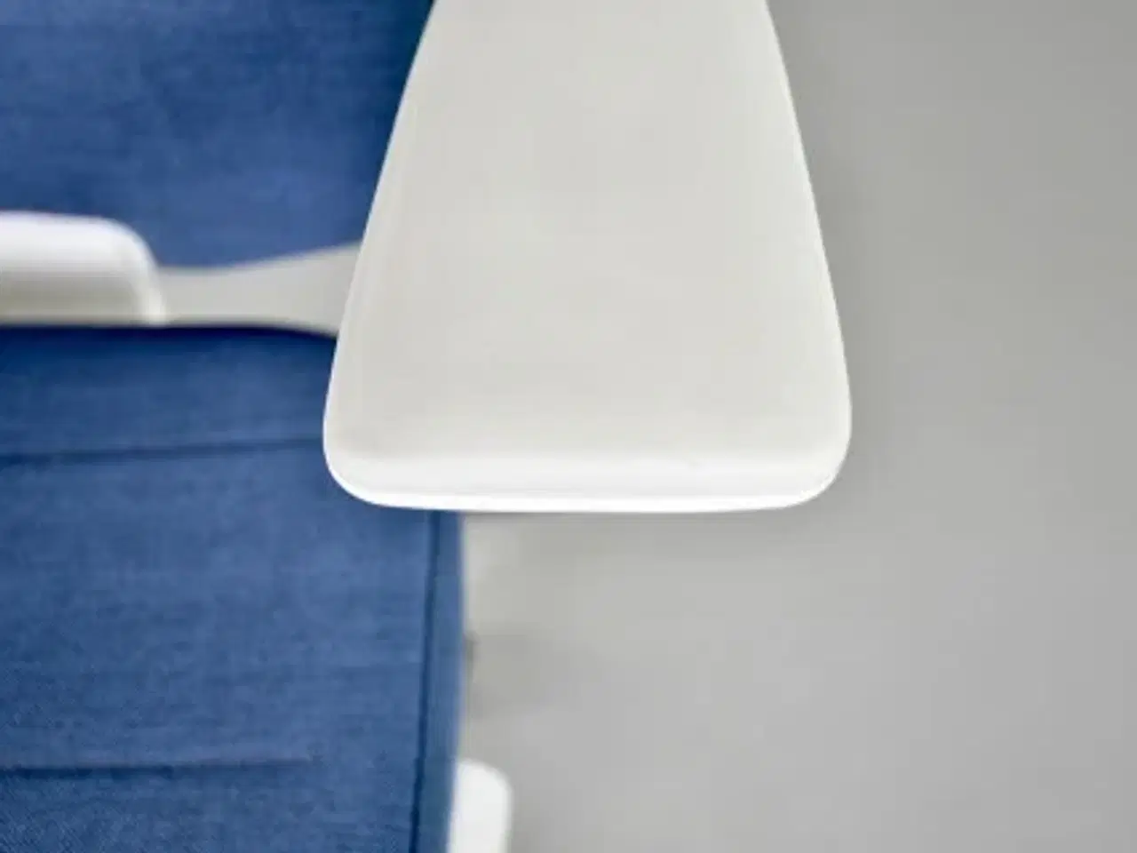 Billede 6 - Kinnarps capella white edition kontorstol med blåt polster og armlæn