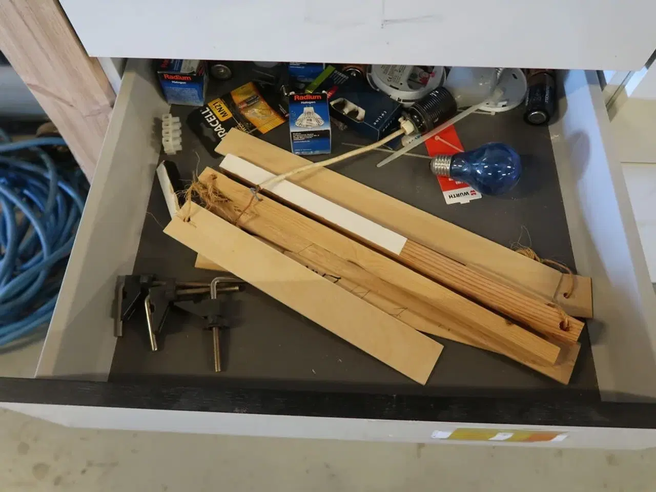 Billede 20 - Arbejdsbord med indhold