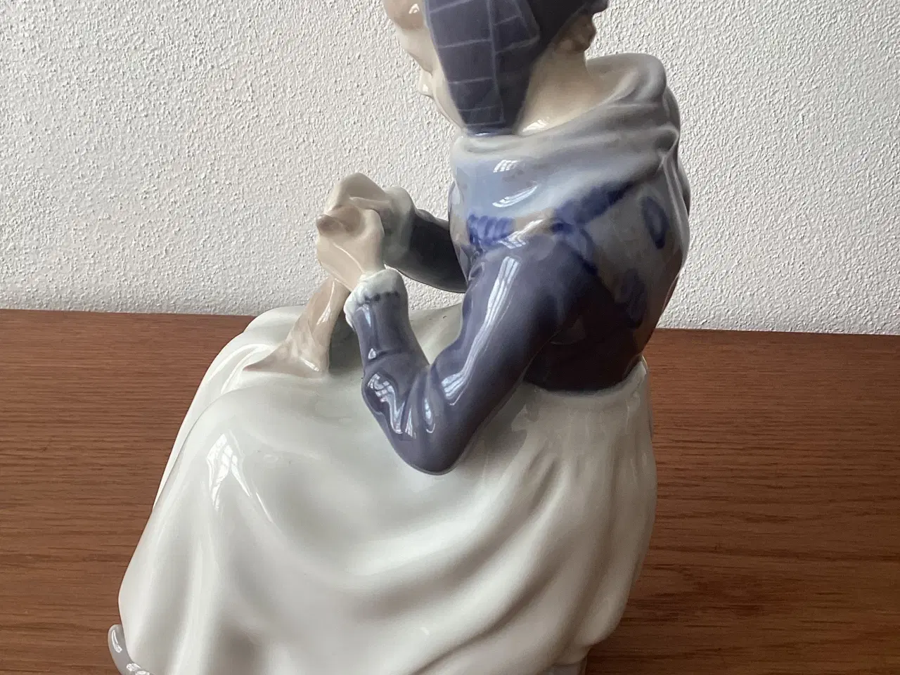 Billede 2 - RoyalCopenhagen Amagerpigen model 1317