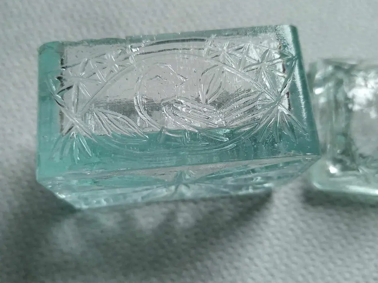 Billede 3 - Antik saltkar i presset glas med låg.