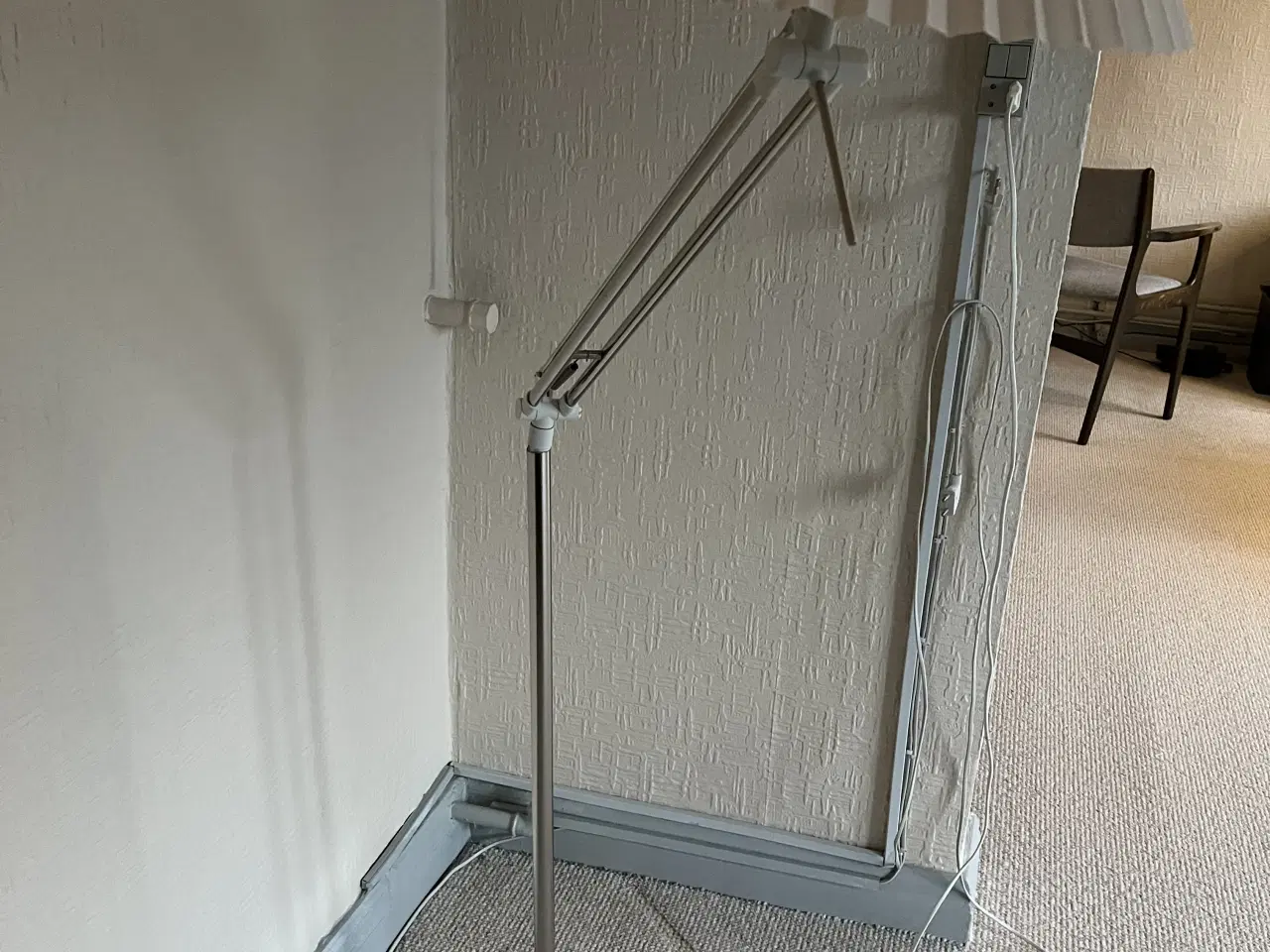 Billede 3 - Standerlampe med plisseskærm