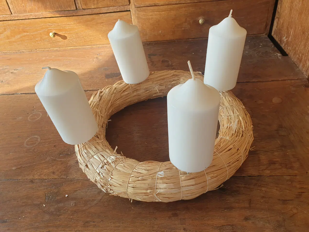 Billede 1 - DIY Adventskrans. Her er krans og 4 hvide lys