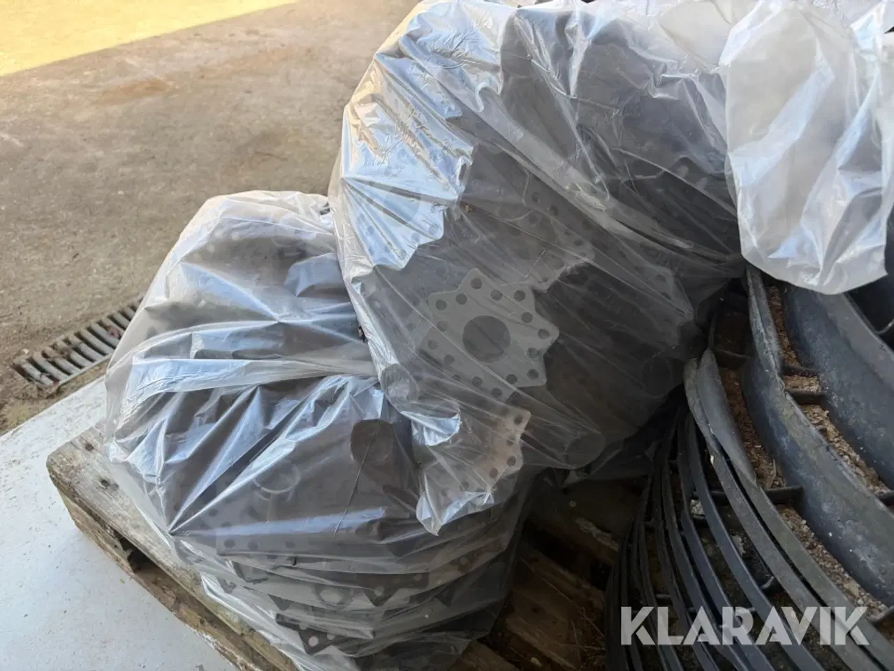 Billede 5 - Blandet lot 14 murebaljer, sprøjte, opklodsning til jernarmering og kasse