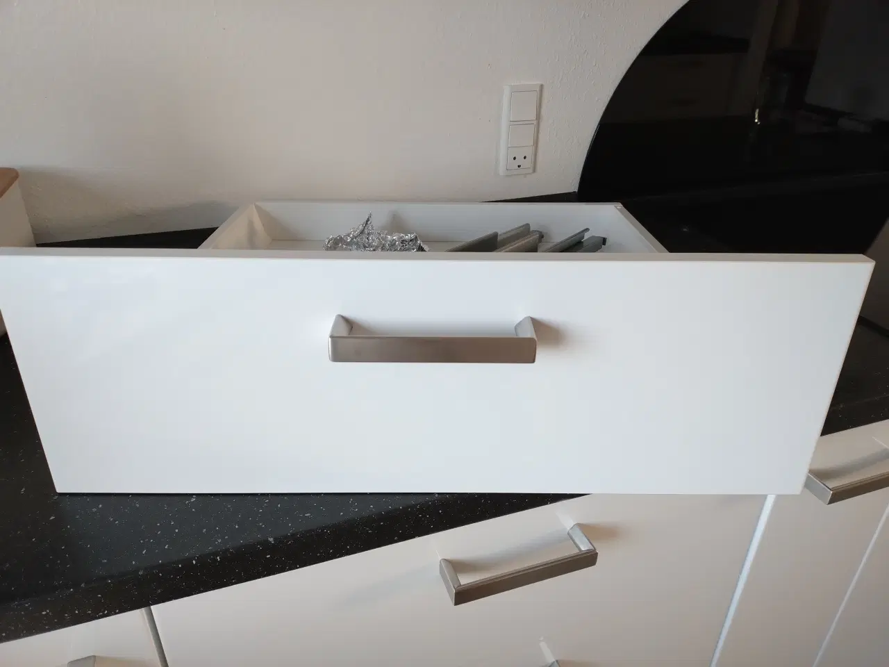 Billede 1 - Fin Ikea-skuffe i hvid højglans