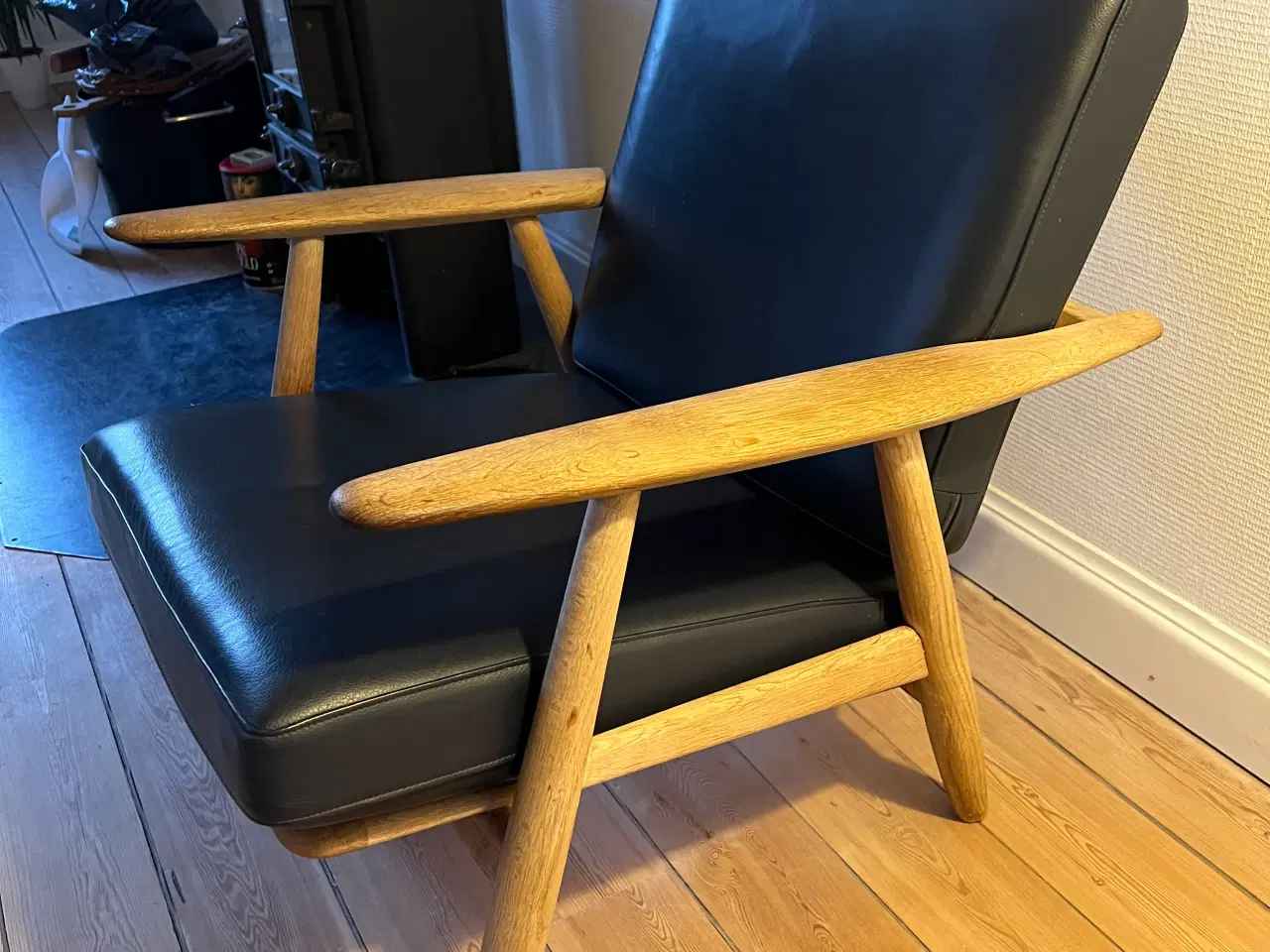 Billede 3 - Hans J Wegner GE 240, lænestol 3 år gl læderhynder