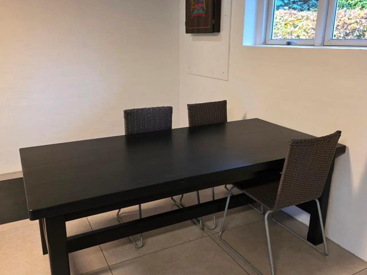 Billede 2 - Spisebord i massiv fyrretræ - Sortmalet