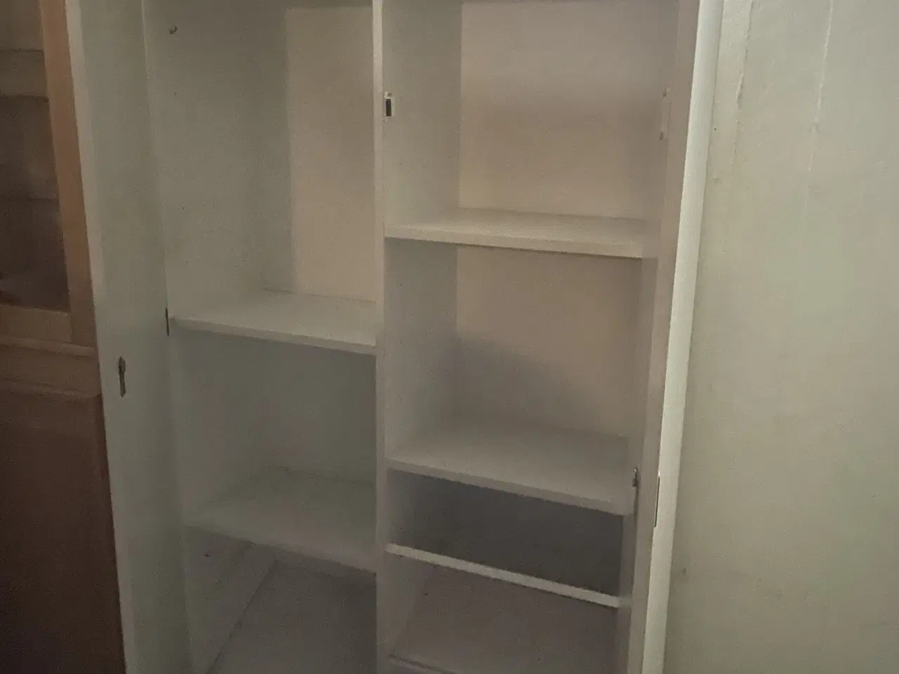 Billede 3 - Højt hvidt skab 