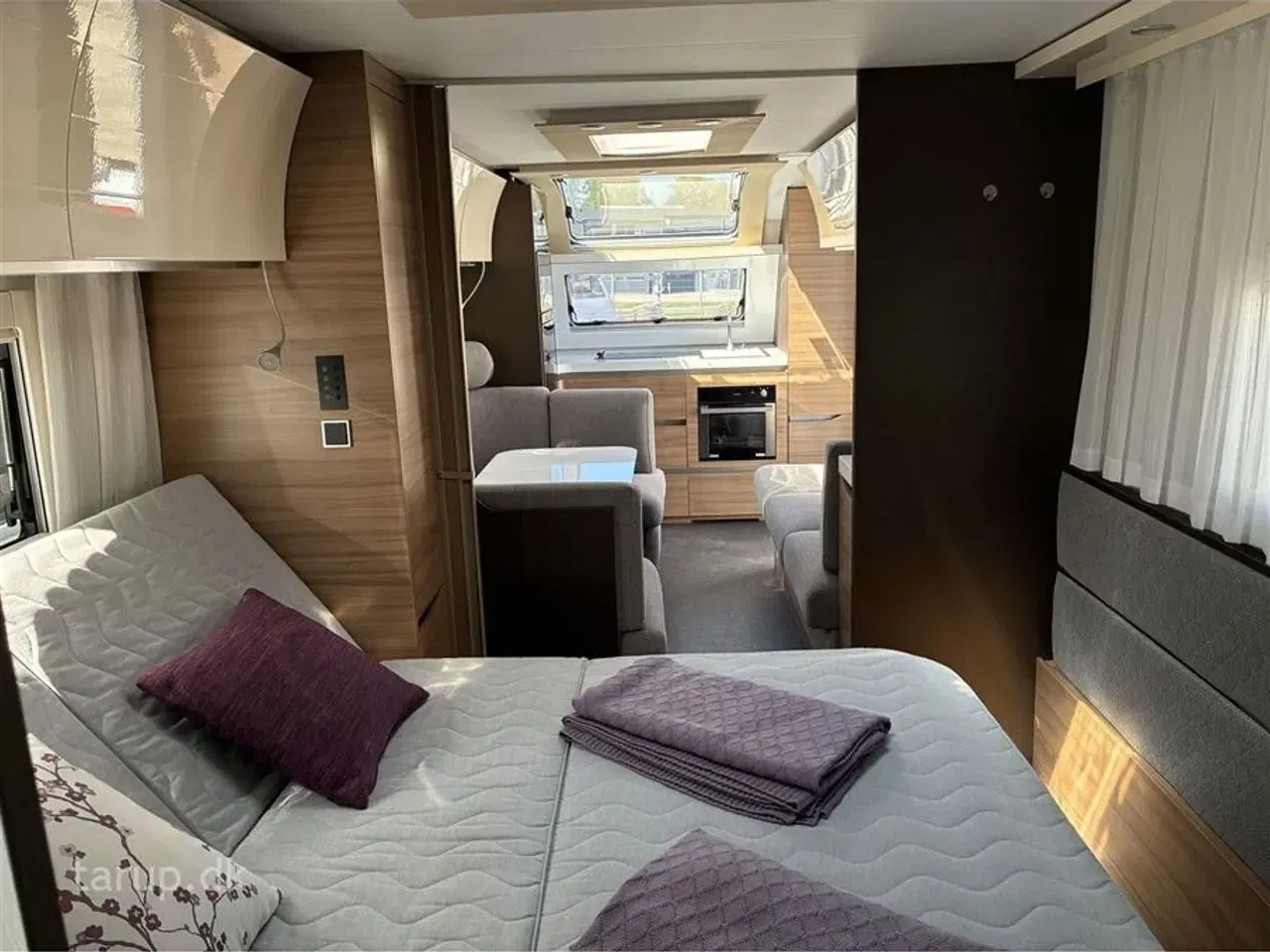 Billede 18 - 2017 - Adria Alpina 663 HT   Mover, ALDE Centralvarme, vandbåren gulvvarme, sidesiddegruppe, panoramavindue, frontkøkken, endebadeværelse, stabilisator, markise