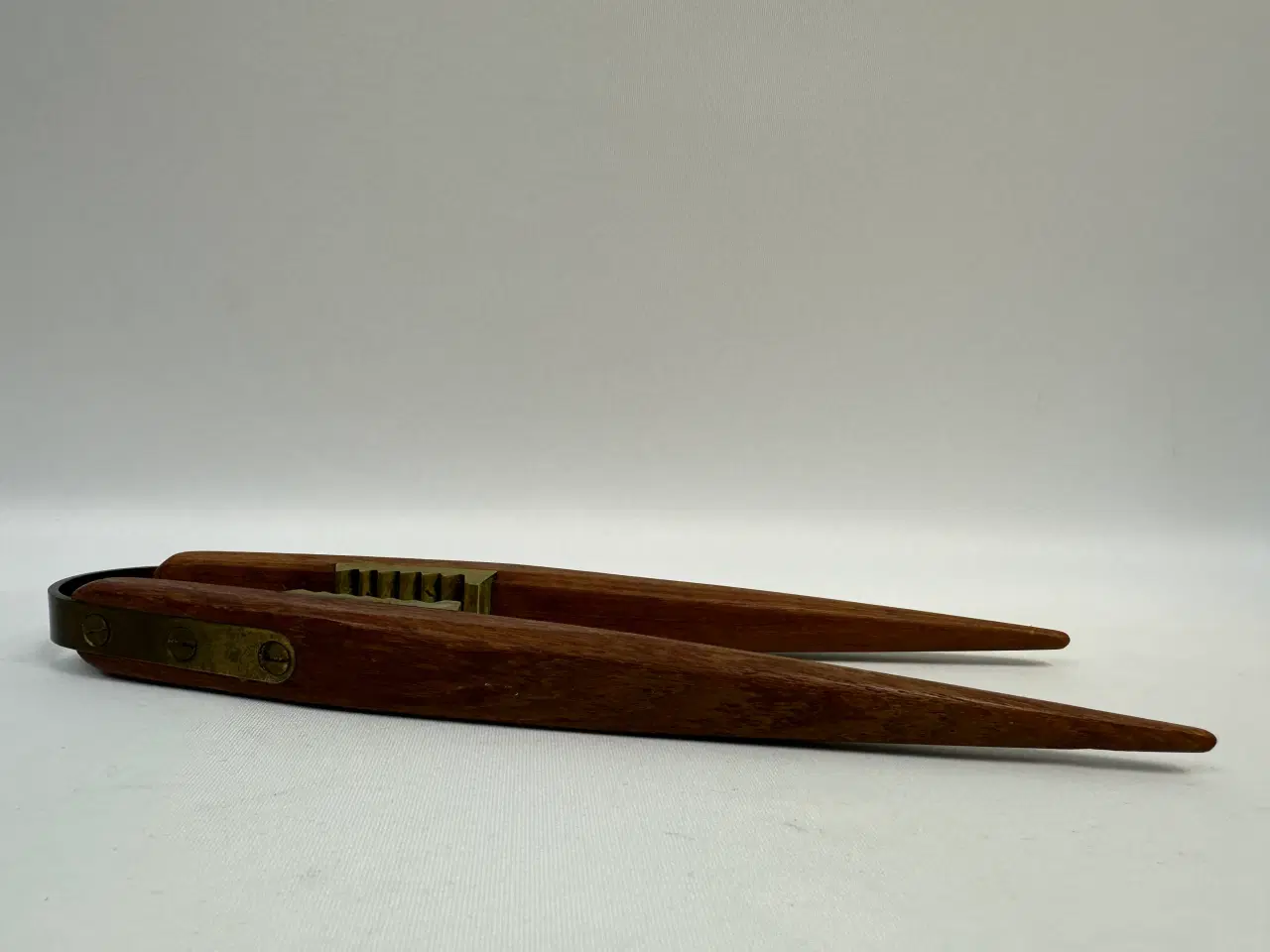 Billede 2 - Retro nøddeknækker i teak og messing